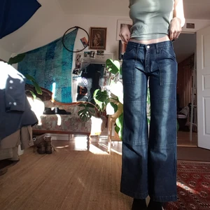 Snygga snickarebyxor, jeans strl 38 - Jättefina mörkblåa jeans eller så kallade snickarebyxor. Står size 10 på byxorna, skulle själv säga att dom ungefär är strl 38. Av märket Hard Yakka Australia.Köpta begagnade och aldrig använda. Fint skicka, inga skador. 💖 kan antingen mötas upp i malmö eller lund, annars tillkommer frakt. 
