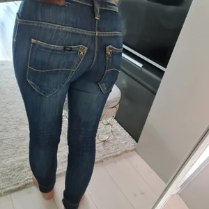 Lee  - Snygga detaljer som dragkedja insida vader och låg midja. Strl W27 L31 