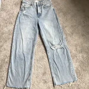 Säljer dessa jätte fina blåa pösiga jeans, använda en gång. Original pris 350 kr. 
