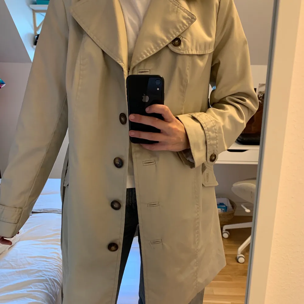 Skit snygg trenchcoat!😍 stl L så sitter snyggt oversized på mig som är S! Kolla gärna in mina andra annonser också! . Jackor.