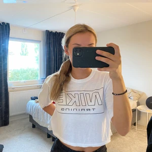 T-shirt Nike - En t-shirt från Nike i vit. Det är en perfekt tränings tröja och aldrig använd.