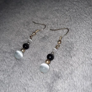 Örhängen - Ett par enkla fina örhängen, passar till dett mesta, aldrig använda, köparen betalar frakt😊