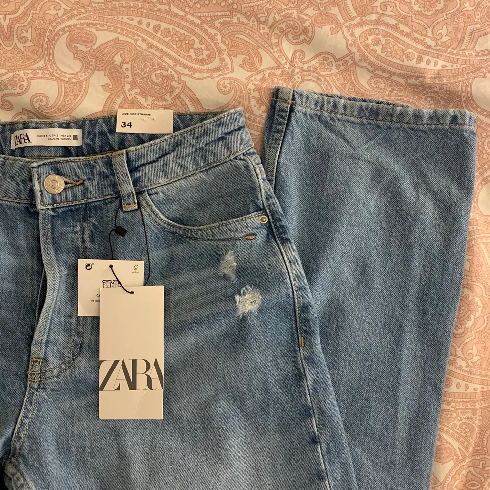 Säljer mina supersnygga och slutsålda jeans från zara💙💙jeansen är oanvända och prislappen sitter kvar som man ser på sista bilden💙💙(första bilden är lånad)💙💙skriv privat för fler bilder eller frågor💙💙BUDA💙💙köparen står för frakt💙💙köp direkt för 450💙💙. Jeans & Byxor.