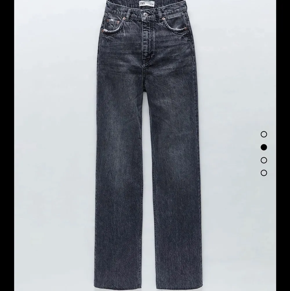 Jeans från zara som blivit lite små för mig, bra skick.. Jeans & Byxor.