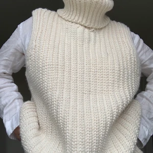 Stickad väst från H&M - Krämvit stickad väst från H&M i storlek xs. Stor i modellen och är stretchig, passar upp till en M. Bara använd en gång. Har inga defekter.🤍