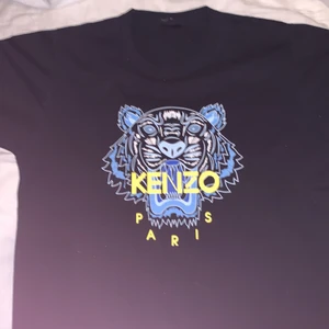 Kenzo - Kenzo tröja i storklek L men den är liten i storleken så den passar bra på M. Ej använd många gånger