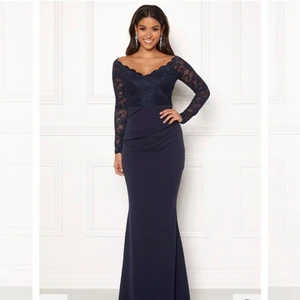 Långklänning - Marinblå långklänning från Bubbleroom. Helt ny och oanvänd med prislapp på. 