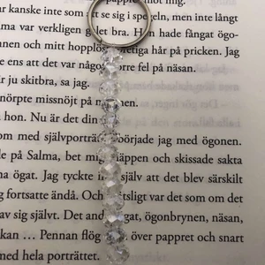 Nyckelring  - En fin nyckelring med fina lyx pärlor som är slipade på ett sätt så dom ser väldigt lyxiga ut ❤️❤️