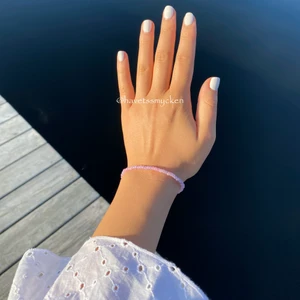 Skimrande pärlarmband  - Pärlarmband av små skimrande glaspärlor i ljusrosa och ljuslila nyanser. Perfekt att kombinera med andra smycken! Armbandet är ihopsatt med hållbar elastisk tråd och passar de flesta handleder. SLUTSÅLD! ☀️