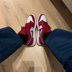 Low Jordan 1 - Kollar hur många som är intresserade av mina älskade Jordan 1. Dem är i väldigt bra skick och kommer med både svarta och röda skosnören. BUDGIVNING EJ AVSLUTAD!