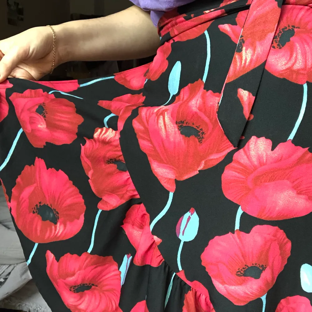 Flower printed skirt with nice wrap-around and flounce design✨ in colder seasons it goes really well over pants. Write if there are any questions or for more photos.. Kjolar.