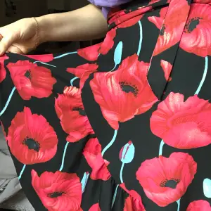 Flower printed skirt with nice wrap-around and flounce design✨ in colder seasons it goes really well over pants. Write if there are any questions or for more photos.