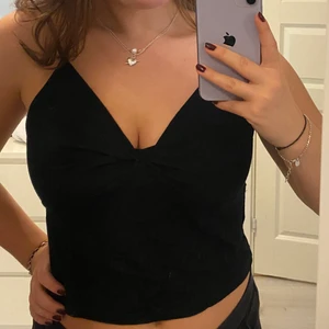 Svart linne - Svart linne med en detalj fram. (För litet för mig) aldrig använt. Kan mötas eller frakta