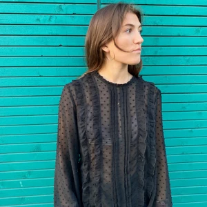 Sort blondeskjorte - Sort blonde skjorte med prikker og flæser fra Zara, let gennemsigtigt og meget elegant ! 