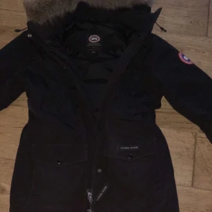 Canada goose jacka - Superfin vinterjacka, en knapp är lite trasig men inget som märks, jackan är i strl xs men sitter som en s/m typ, äkta päls, kom privat för fler bilder, kan gå ner i pris vid snabb affär 