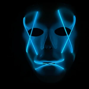 The Purge liknande mask, blå - En liknande the purge-mask jag köpte förra året och som endast kom till användning en kväll. Den är inte sönder och är i toppskick! Den kommer med en sladd och dosa med fullt batteri och man kan även göra så att lyset blinkar eller står still. Skriv privat för mer bilder/videos eller vid intresse! 💕💕