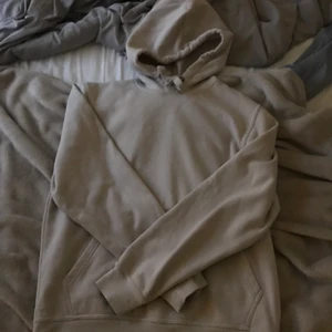 Hoodie med tryck  - Säljer en jätte snygg och mysig hoodie, är i storlek M! 