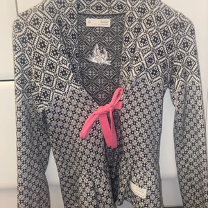 Kofta från Odd Molly - En väldigt fin kofta från odd molly! Varm och skön att ha nu under hösten/vintern🍂🍁