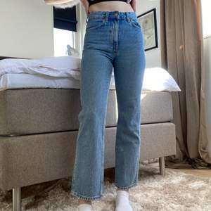 Skitsnygga jeans ifrån weekday i modellen voyage som är raka i benen och höga i midjan. Väldigt sköna men är tyvärr lite små för mig och därför säljer jag dem nu. De är endas använda fåtal gånger. Jag är 165cm och jeansen är i storlek 24/28. Ursprungspris: 500kr