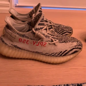 Adidas yeezy 350 v2 zebra  - Skick 6/10 medföljer box och äkthetsbevis från hypestein 