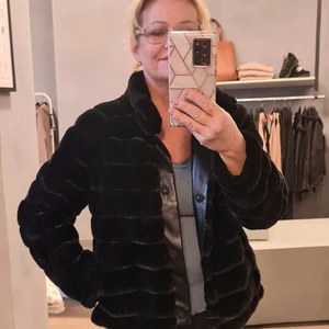 Fuskpäls från franska Derhy - Super lyxig och härlig på. Jackan har fickor och konstläderdetaljer fram. Storlek medium. Felfri och knappt använd. 