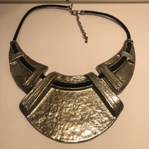 Halsband - Halsband i silvrigt stål, 