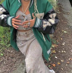 Varsity jacka - Trendig Varsity / college jacka från aelfriceden. Unisex storlek L, men kan även passa mindre storlekar om man önskar en mer oversized passform. Köpt sent i våras, och har knappt används sedan dess, så 10/10 skick! Tveka inte att höra av er vid frågor.