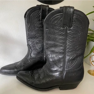 Cowboy boots  - Köpte nyss från en på Plick men när jag fick hem dom så var dom försmå tyvärr men hoppas dom kommer till användning av någon annan😊