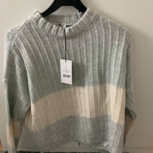 Stickad tröja  - Stickad tröja i flera färger från nakd, aldrig använd