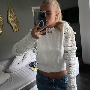 Sandro tröja  - Så fin sandro, andvänd fåtal gånger. Har inga synliga defekter utanpå tröjan. Köpt på nk i Stockholm. Jätte fina armar och så snygg passform 