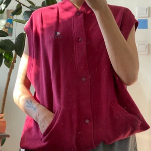 Champion sweater väst - Vintage Champion sweater väst i vinröd färg. Oversized men funkar att vika in vid magen så den blir kortare och snyggare, går även att knäppa upp. 