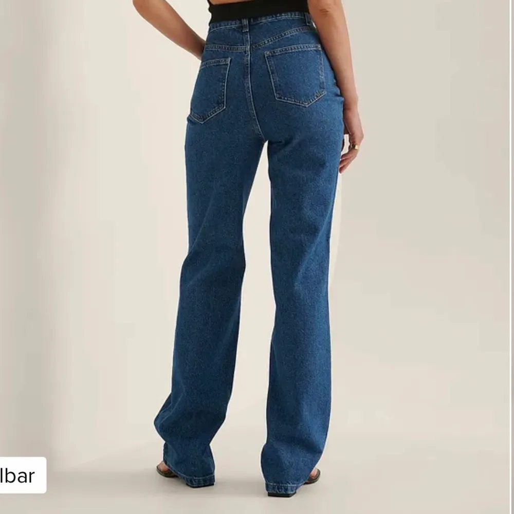 Säljer dessa jättesnygga jeans från  Chloe’ Monchamp x NAKD som är nyligen inköpta och endast använda en gång. Jeansen är köpta för 499 kr men säljer för 230 kr. Säljer dem då dem är för stora för mig  men annars skit snygga jeans som passar perfekt nu till hösten!💙💙(bilderna är lånade från NAKD:hemsida). Om du önskar fler bilder fixar jag det👍🏼 priset kan även diskuteras😁. Jeans & Byxor.