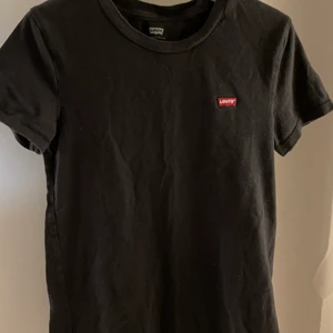 Levis T-shirt - Levis T-shirt som är för liten för mig💕 bra skick