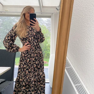 Indiska - En klänning från indiska i fint skick (nypris 599)! Passar året runt med strumpbyxor eller barbent. Kan mötas upp i Linköping annars står köparen för frakten. 