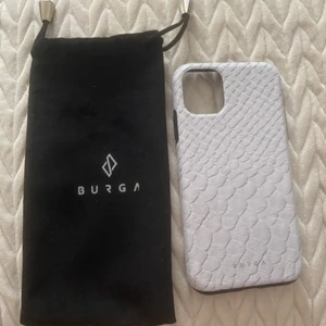 Mobilskal IPhone 11 - Mobilskal för IPhone 11 från märket Burga. Aldrig använt. 50kr. Finns fler på min sida, kan få paketpris och frakt i samma.