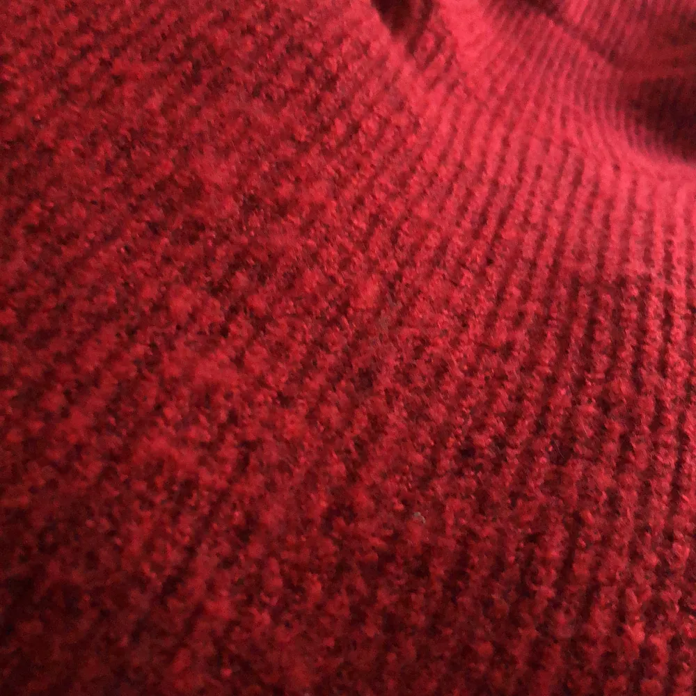 En super söt röd stickad tröja, använd två gånger men inte kommer till användning❤️super söt att ha under julen🥰 är du intresserad är det bara att kontakta mig❤️. Stickat.
