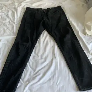 Säljer mina svarta jeans (slim) från pull&bear i storlek EU 42 