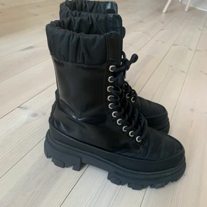 GANNI boots brush off & nylon - GANNI brush off & nylon boots i strl. 37. Använda en dag så i princip helt nya, säljer pga att de är för små för mig och jag köpt en större storlek.