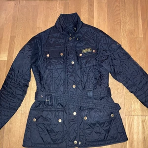 Barbour jacka  - Klassisk Jacka från barbour i fint skick! Strl 36, passar cirka S i storlek beroende på hur man vill ha den.