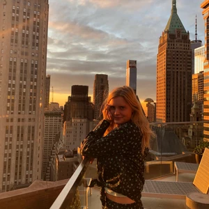 Mads Nørgaard skjorte - God stand. Lang sort skjorte med grønne blomster. Størrelse 36