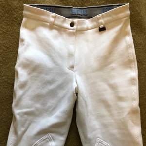 Vita ridbyxor - Vita ridbyxor i stretchigt material från crw. Köpa på Hööks. Storlek 36. Använda en gång.