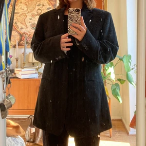 Oversized kavaj - Supersnygg svart kavaj! Aldrig använd, men köpt second hand! Frakt tillkommer :)