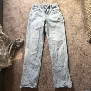 Jeans - Snygga högmidjade jeans från Gina med slits. Säljer pga att de är för små tyvärr</3