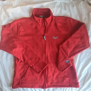 Zip-up tröja med broderi - Öppna sömmar längst kanterna för en "distressed" look. Tvättad ett antal gånger vilket får den att kännas använd, men inga märkvärda tecken på användning