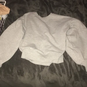 Grå tröja - Säljer en jätte fin grå tröja! Den har fluffiga armar,jätte fin den passar inte mig längre så säljer den,köpte den för 150kr