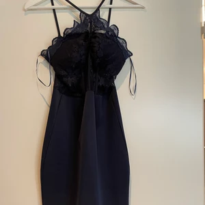 Super snygg klänning - En snygg nyårsklänning i mörk blå färg, använd några gånger men gott som ny