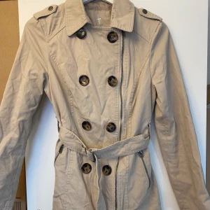 Beige höst-/vårjacka - Fint beige höst och vårjacka söker nytt hem. I fint skick.
