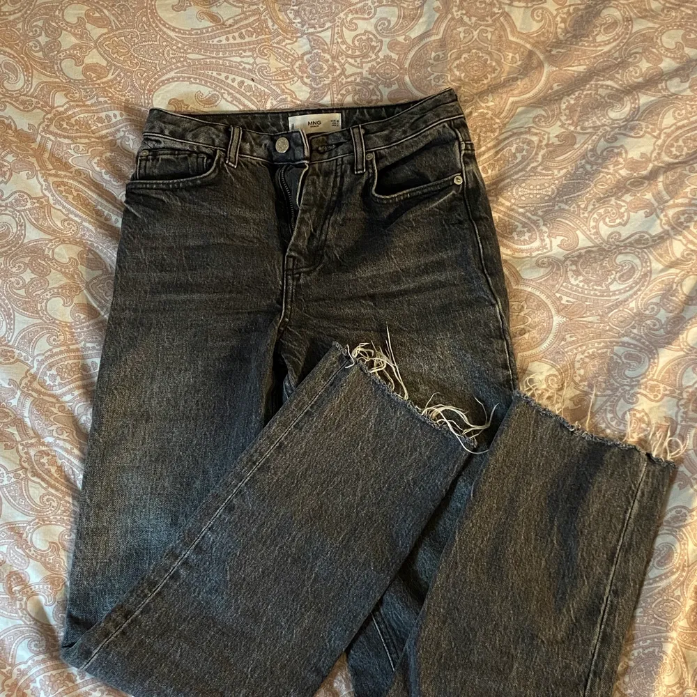 Baggy/mom jeans, mörkgråa jeans från mango storlek 32❤️. Jeans & Byxor.