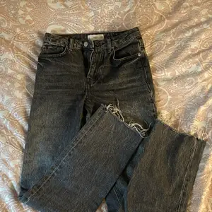 Baggy/mom jeans, mörkgråa jeans från mango storlek 32❤️