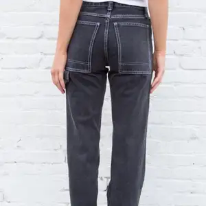 Säljer dessa svarta jeans med vita synliga sömmar från Brandy Melville🤍🤍 De är storlek small och säljer dom för de är för små för mig! 199 +frakt❤️‍🔥